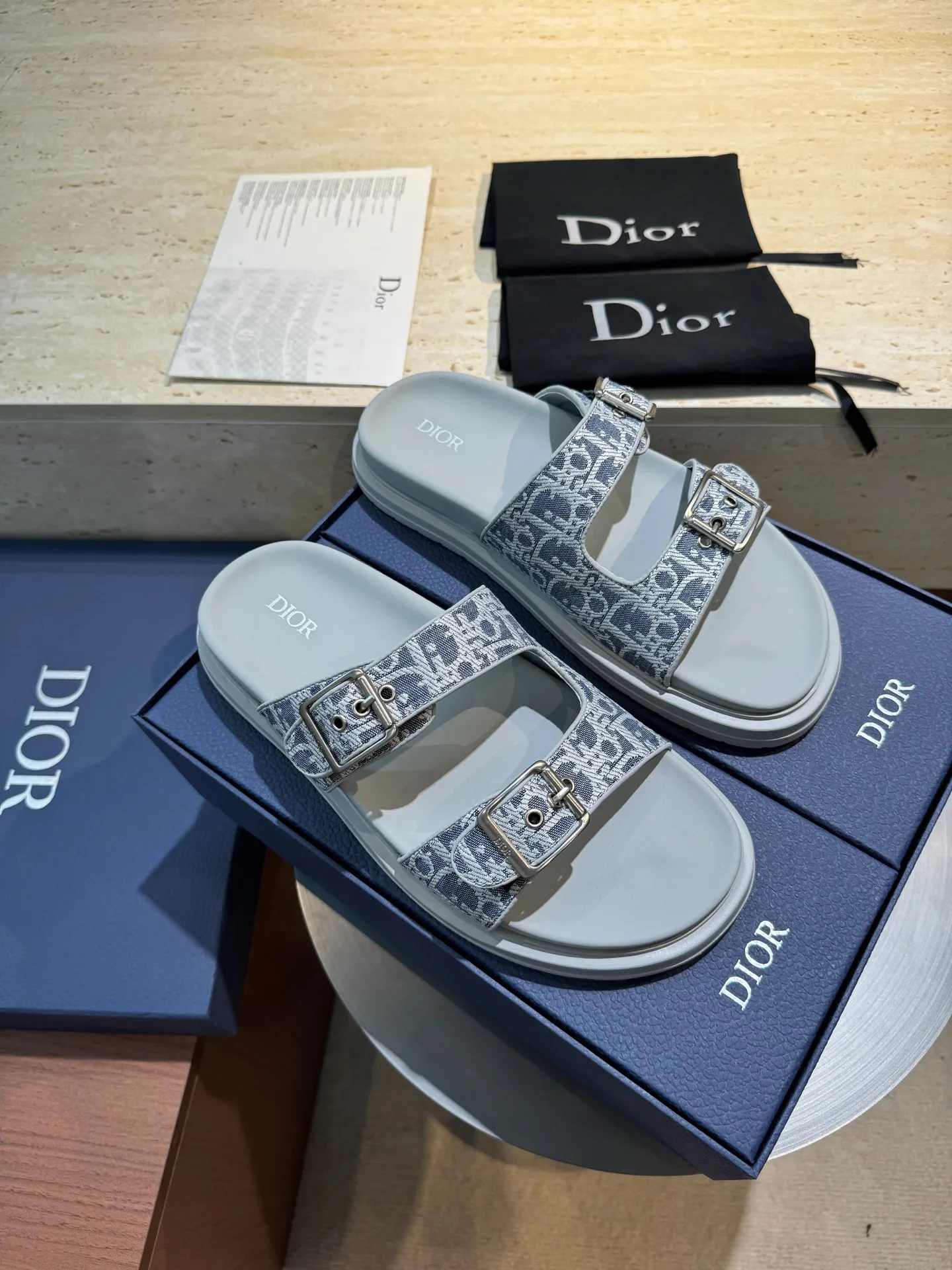 Factory price: 320💰Djia Aqua men's slippers and sandals, Dior's Aqua sandals are elegant and casual. The cross-strap design is reinterpreted in CD Diamond canvas, inspired by the brand's archives. Finished with a branded logo and tonal notch sole, they can be worn easily with shorts or jeans for a sophisticated look. Size:39-44(38 45 customized)